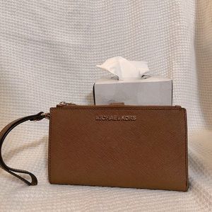 MICHAEL KORS Tan Brown Wallet w/ Wrist Strap and Gold Hardware